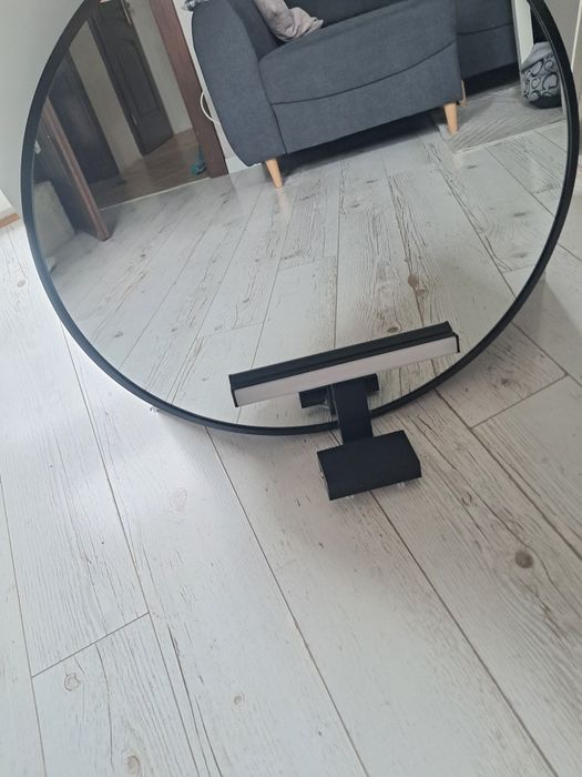 Lustro i lampa nad lustro