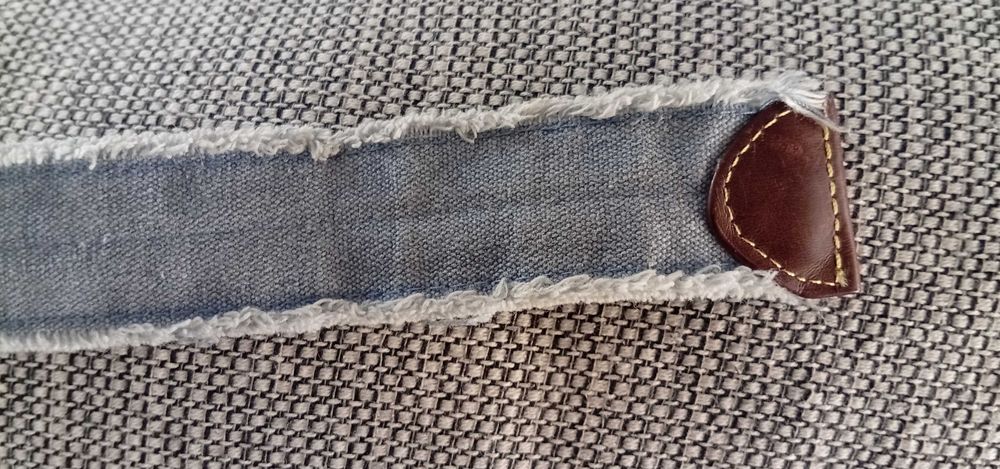 Cinto em tecido, tipo ganga com apontamentos em couro castanho