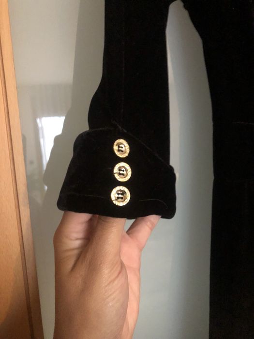Vesdido preto de veludo com botões dourados