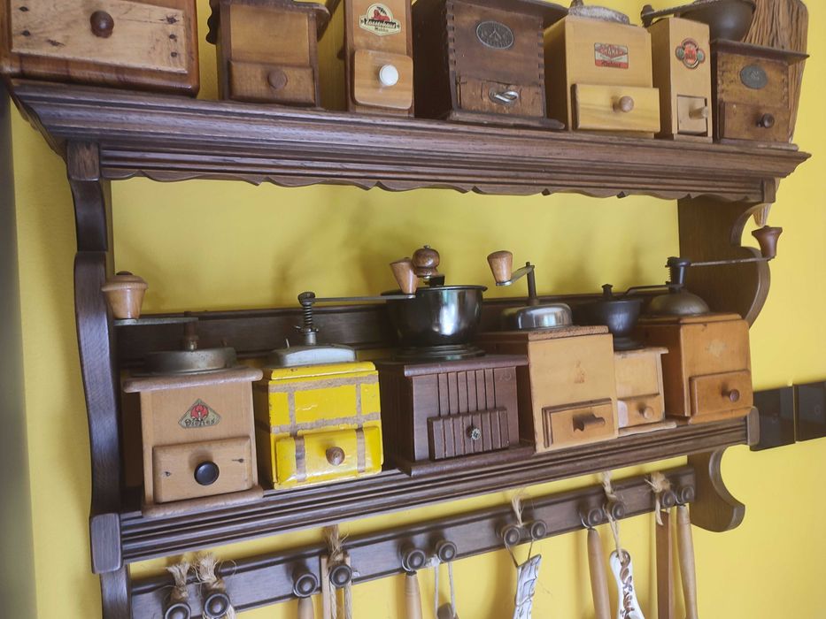 Kolekcja młynków do kawy, regał dębowy, akcesoria kuchenne