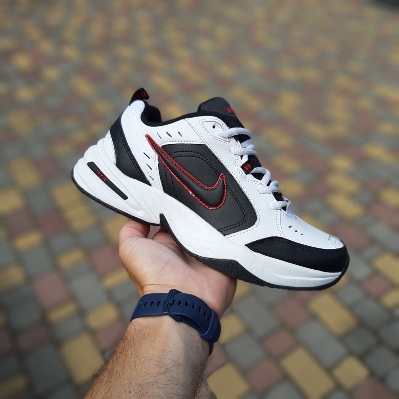 Чоловічі кросівки Nike Air Monarch Білі з чорним з червоним