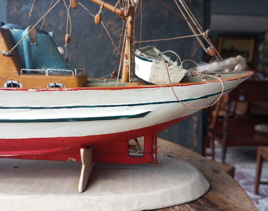 Antiga traineira "Nova Boa Fé" em madeira