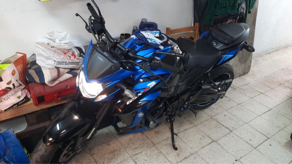 Vendo gsx750s de 2020 porque quero comprar outra