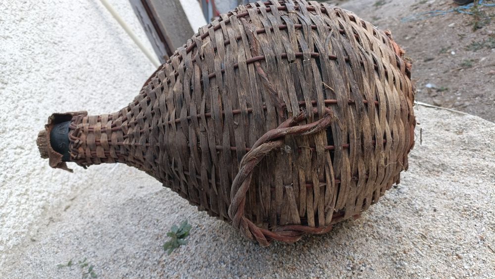 Garrafões revestidos em vime.