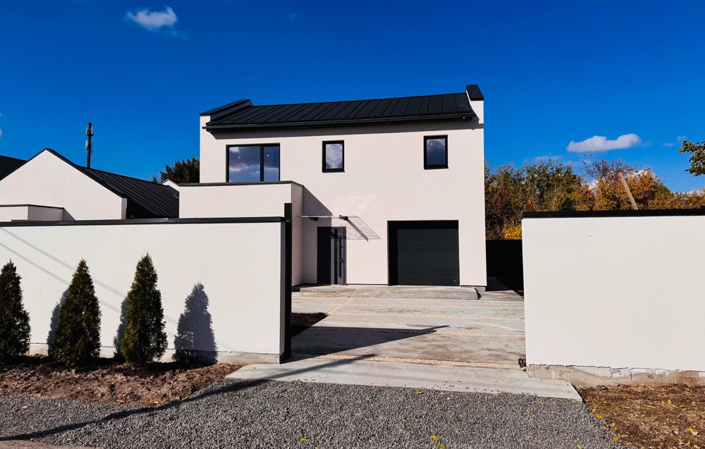 Продається двоповерховий будинок у Дахнівці