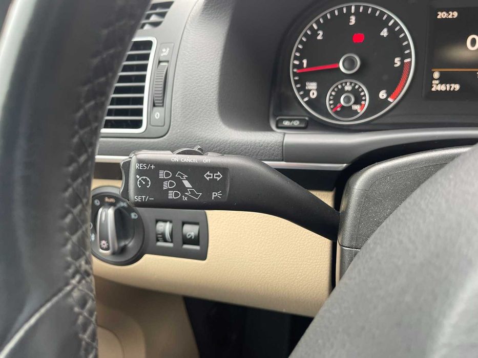 Volkswagen Touran 2015 2,0 TDI в идеале HighLine.