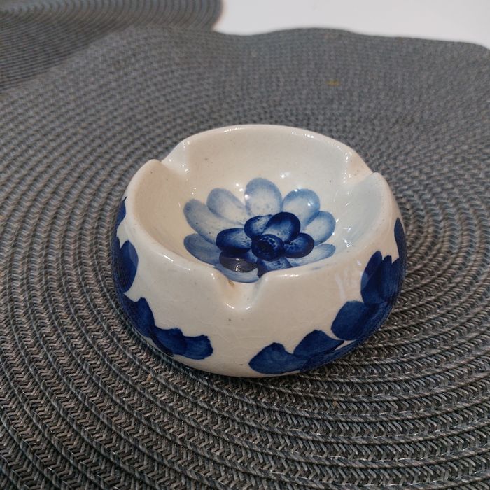 Popielniczka z malowanymi niebieskimi kwiatami