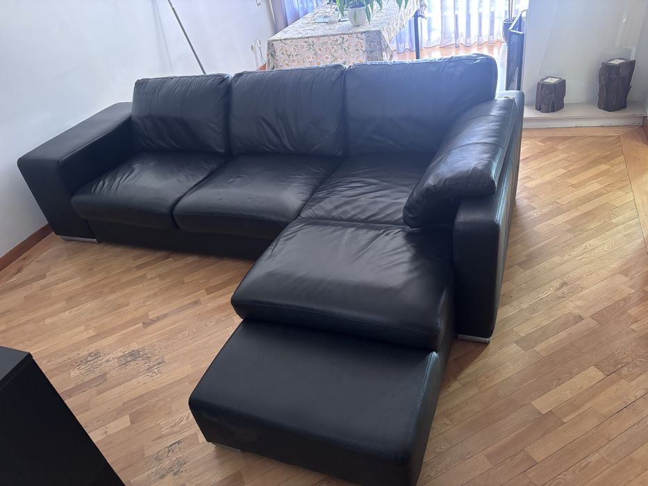 Sofá em pele. Com chaise e puffs