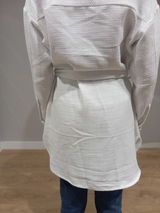 Biały płaszcz narzutka Mohito S 36 złote guziki z paskiem