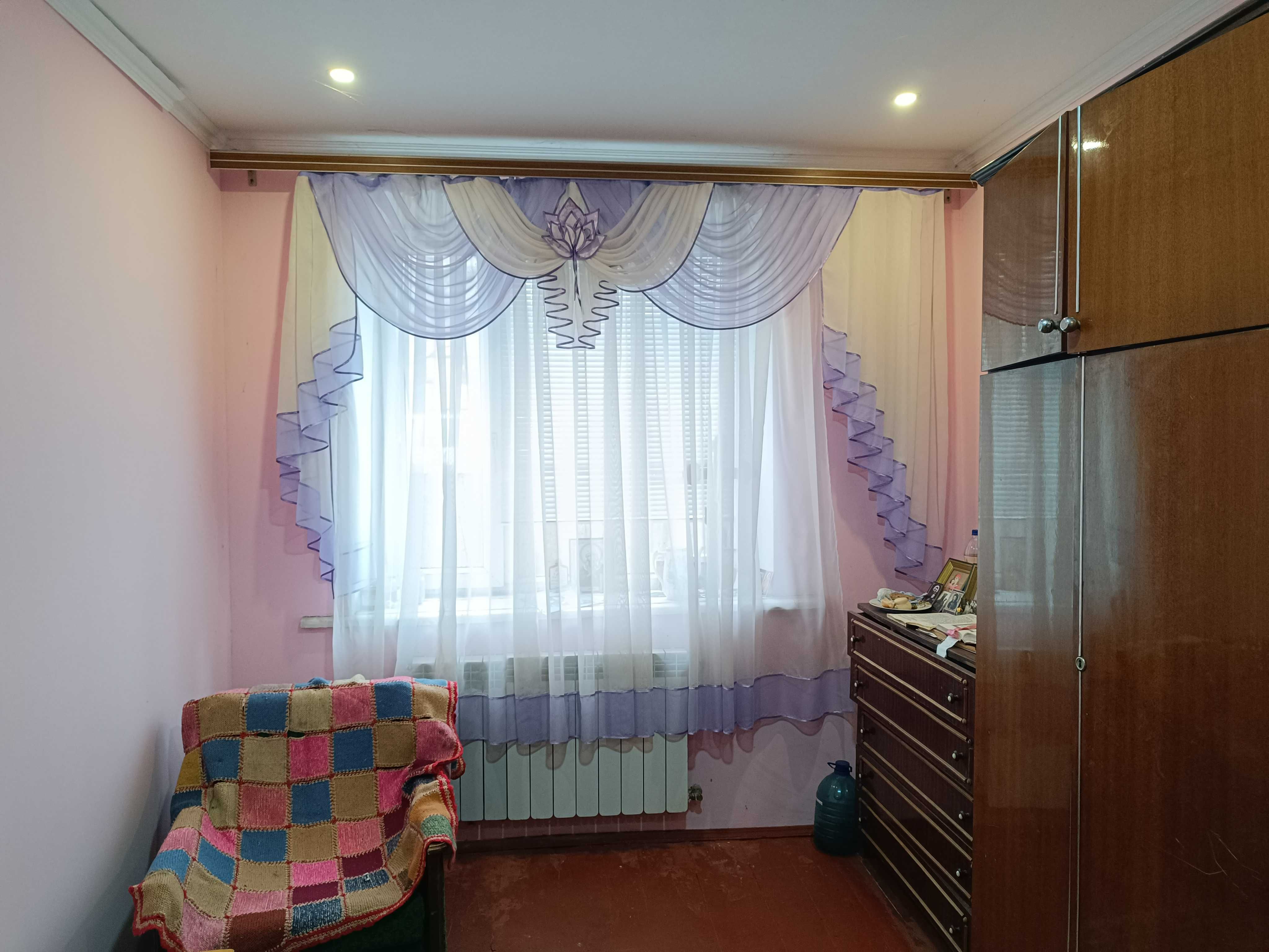 Продається пів будинку на 2частини, кожна зі зручностями, гараж,дворик