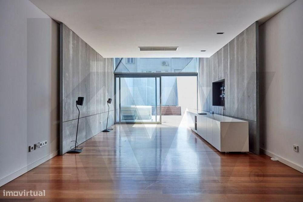 Moradia T2+1 Contemporânea com Pátio e Piscina