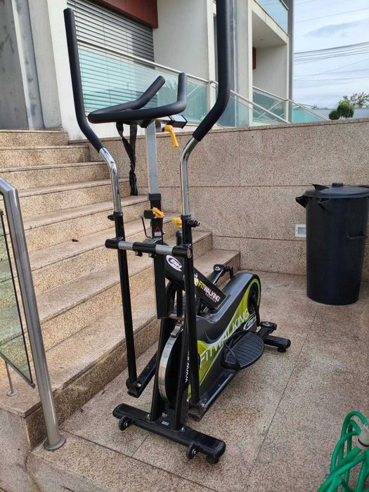 Vendo elíptica profissional BH Fitwalking com volante de inércia.