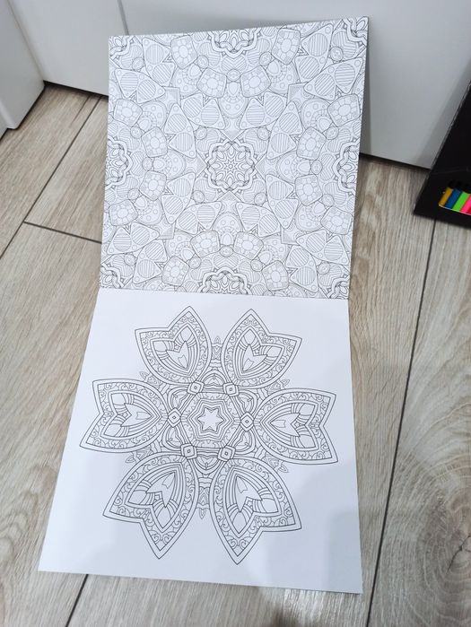 Kolorowanki antystresowe mandala z kredkami