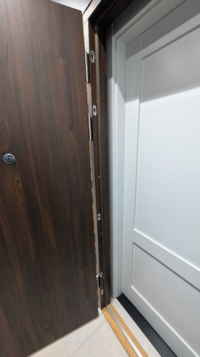 Drzwi Wejściowe do mieszkań C30 L80 otwierane na zew. jesion kawowy