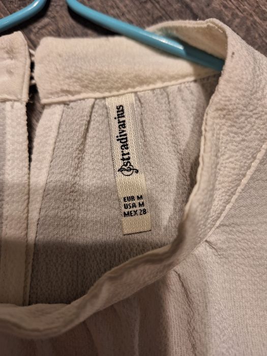 Biala bluzka Stradivarius.