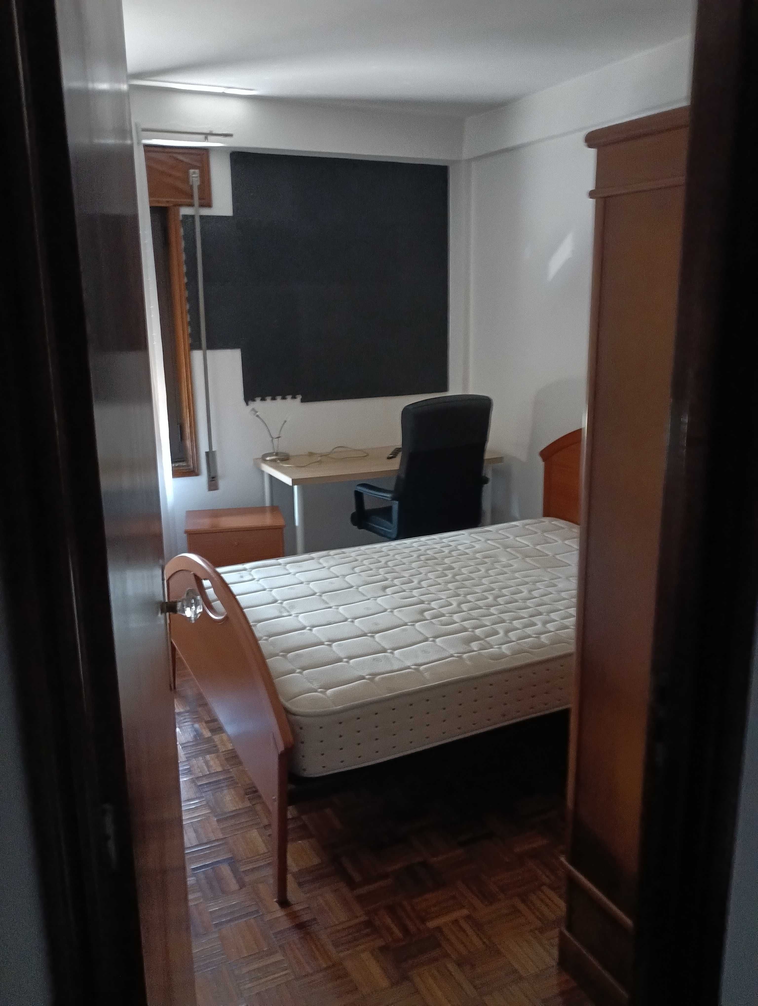 Quarto individual no centro de Barcelos