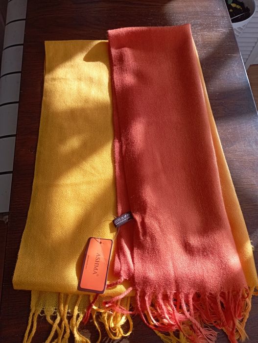 Продам новий яскравий м'якенький шарф палантин.