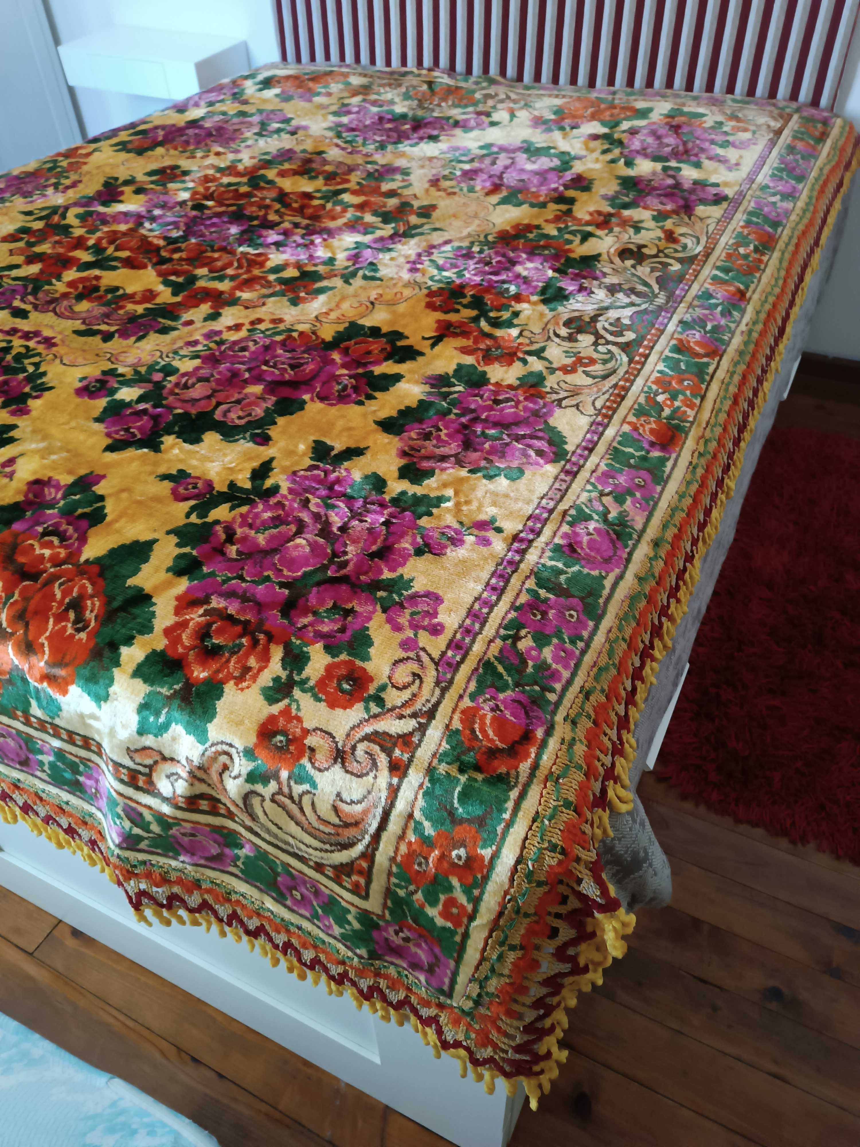 Colcha em veludo com motivos florais, cama de casal.