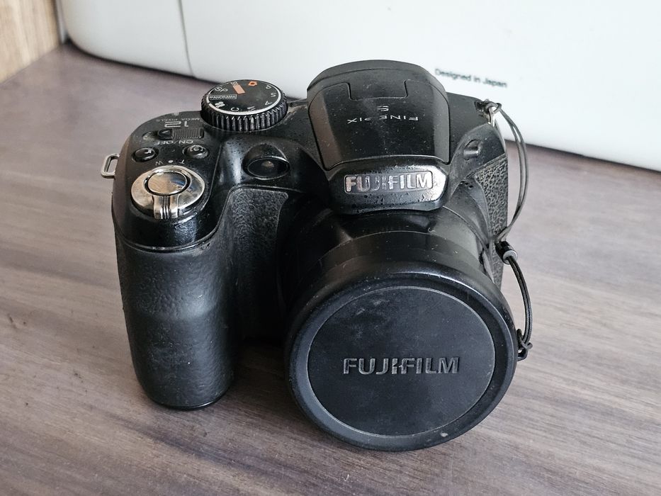 Fujifilm Finepix S2500HD zoom 18x 12.2 megapixel panorama klapka