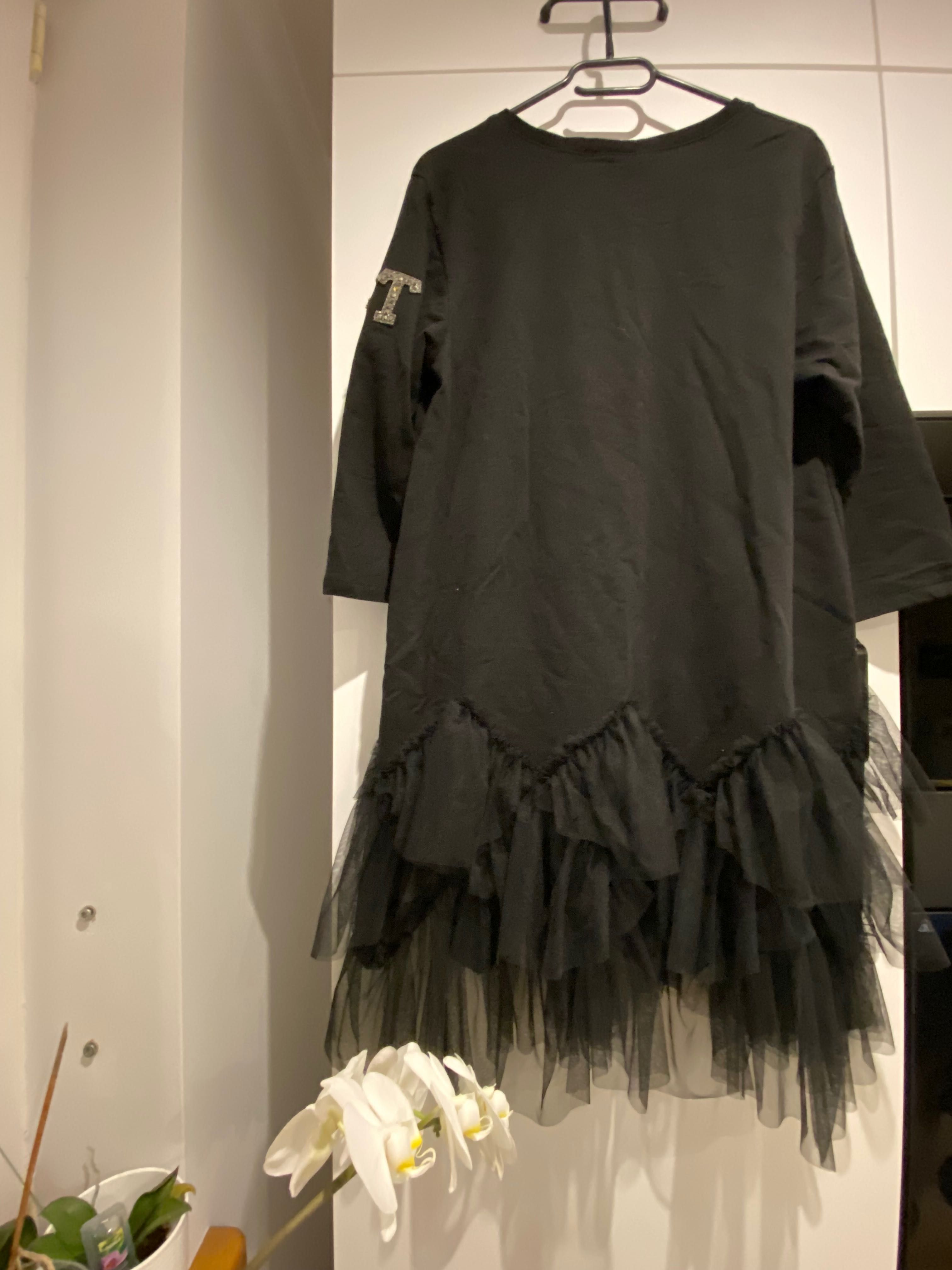 Czarna sukienka z falbaną z tiulu
