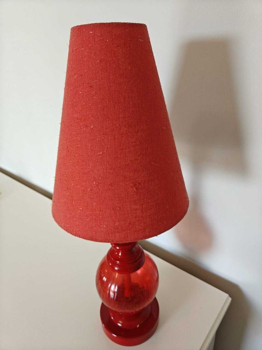 Candeeiro Vermelho com Abat-jour – 63 cm de Altura