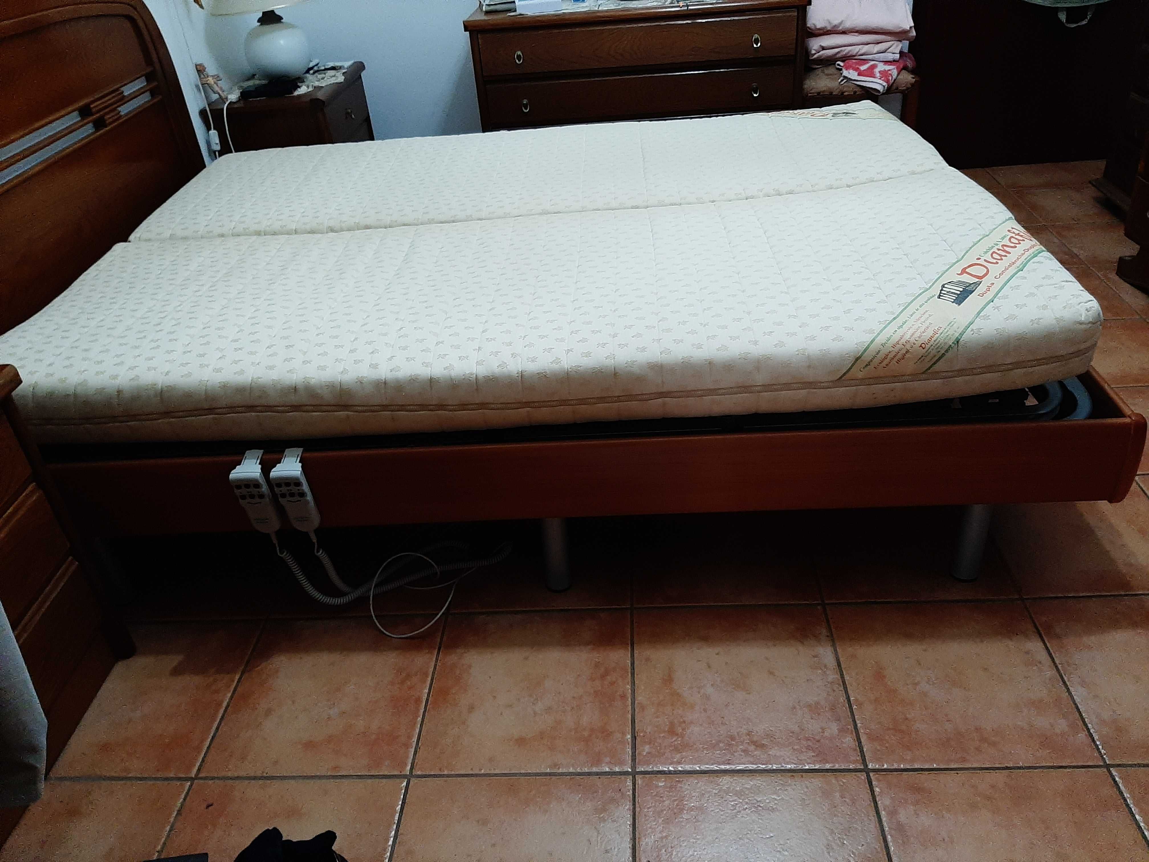 Cama de casal articulada com dois colchões