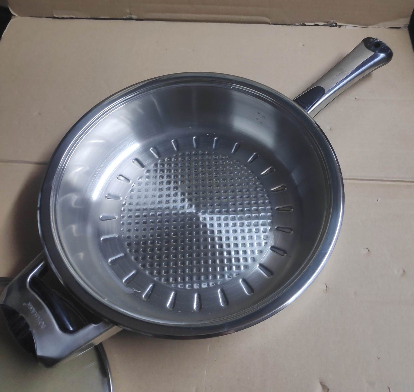 Patelnia stalowa 24 cm z pokrywą bh