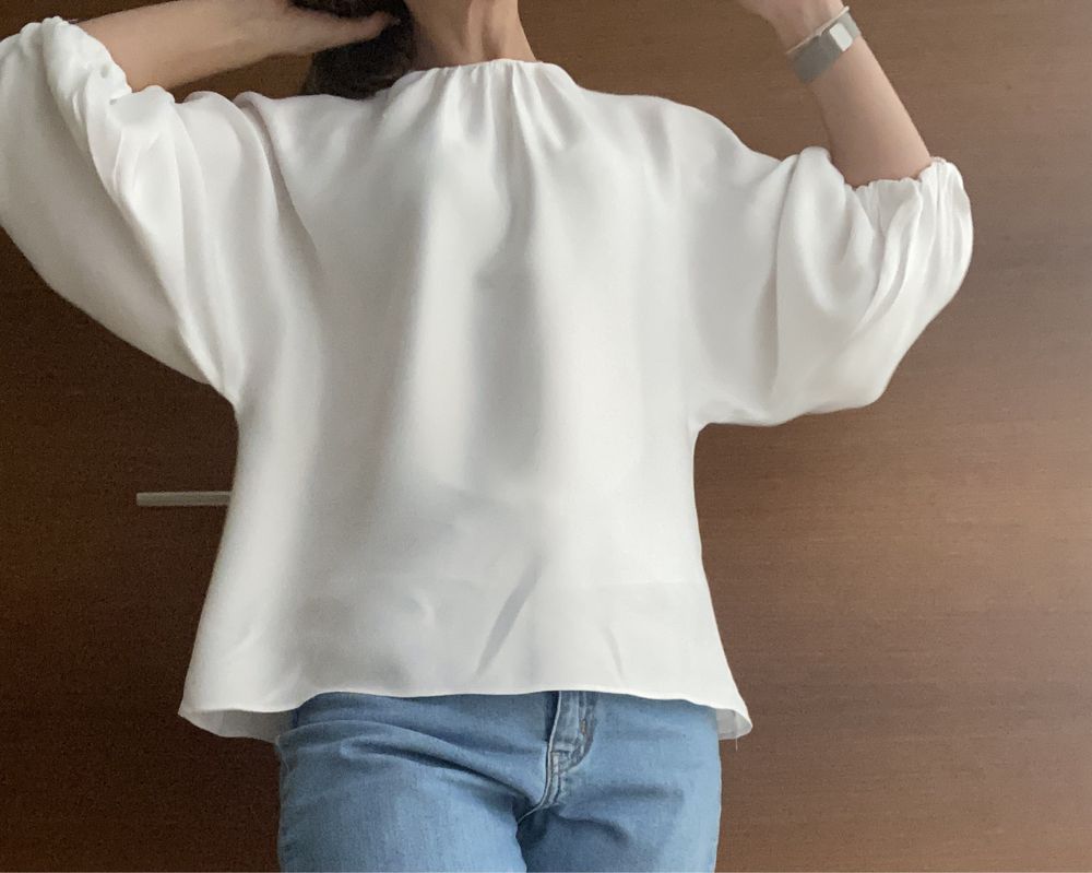 Blusa acetinada, com manga abalonada com elásticos no punho. Zara. Tamanho XS