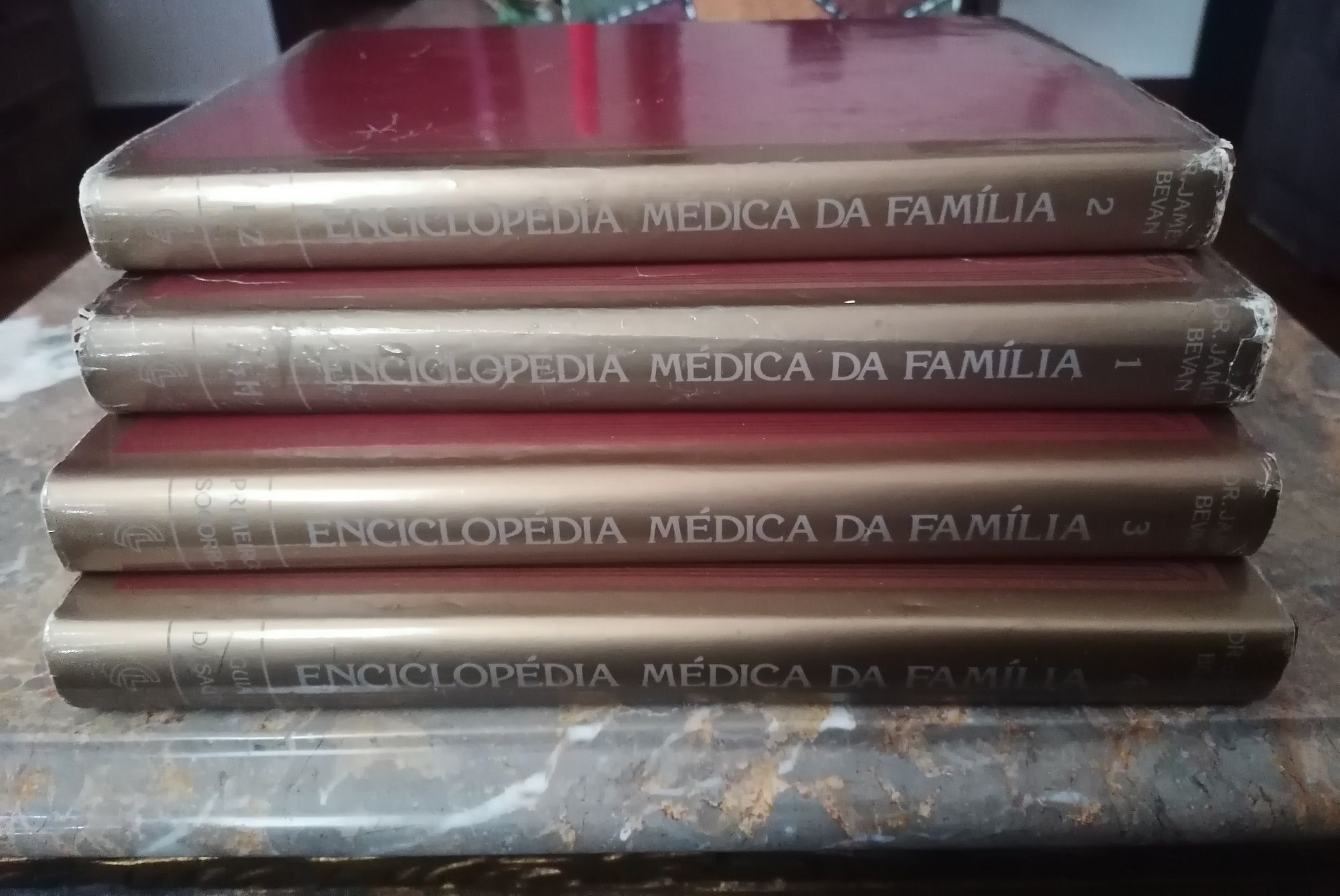 Enciclopédia médica 4 livros