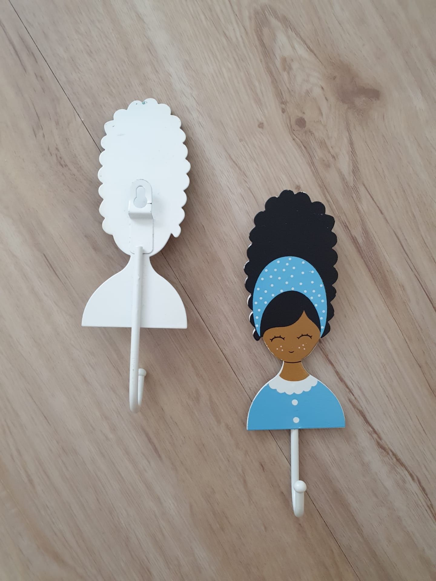 2 Cabides metal boneca afro