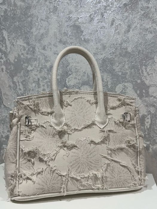 Біла сумна у неймовірному стилі