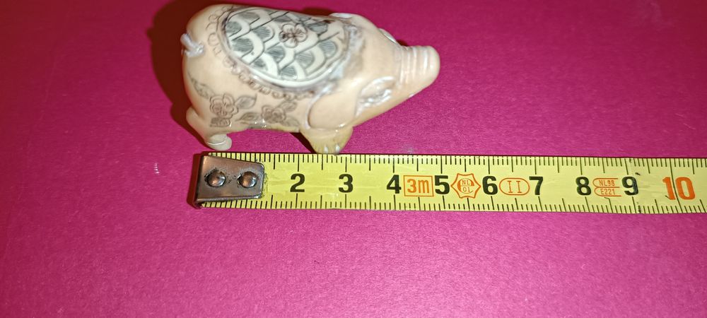 Antigo netsuke a representar porca e as suas crias