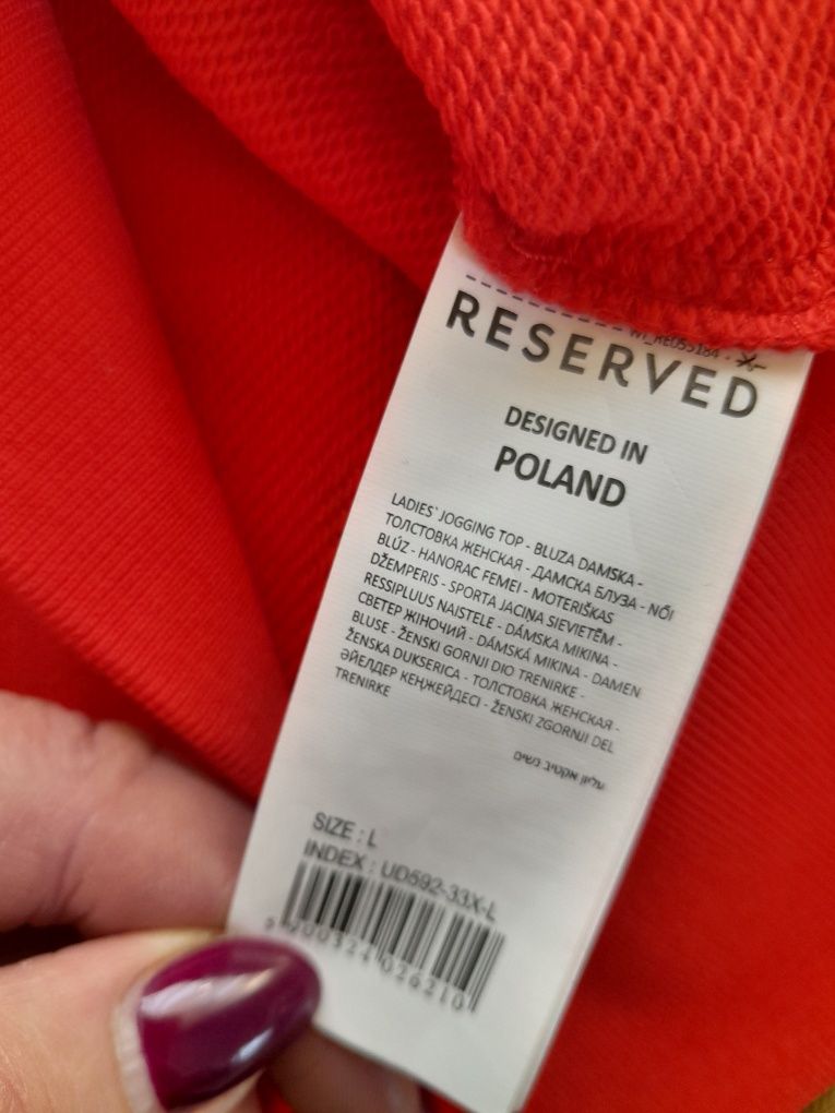 Bluza damska ze stójką i napisem z przodu.
