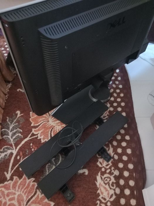 Televisão da marca DELL com colunas a funcionar 100porcento