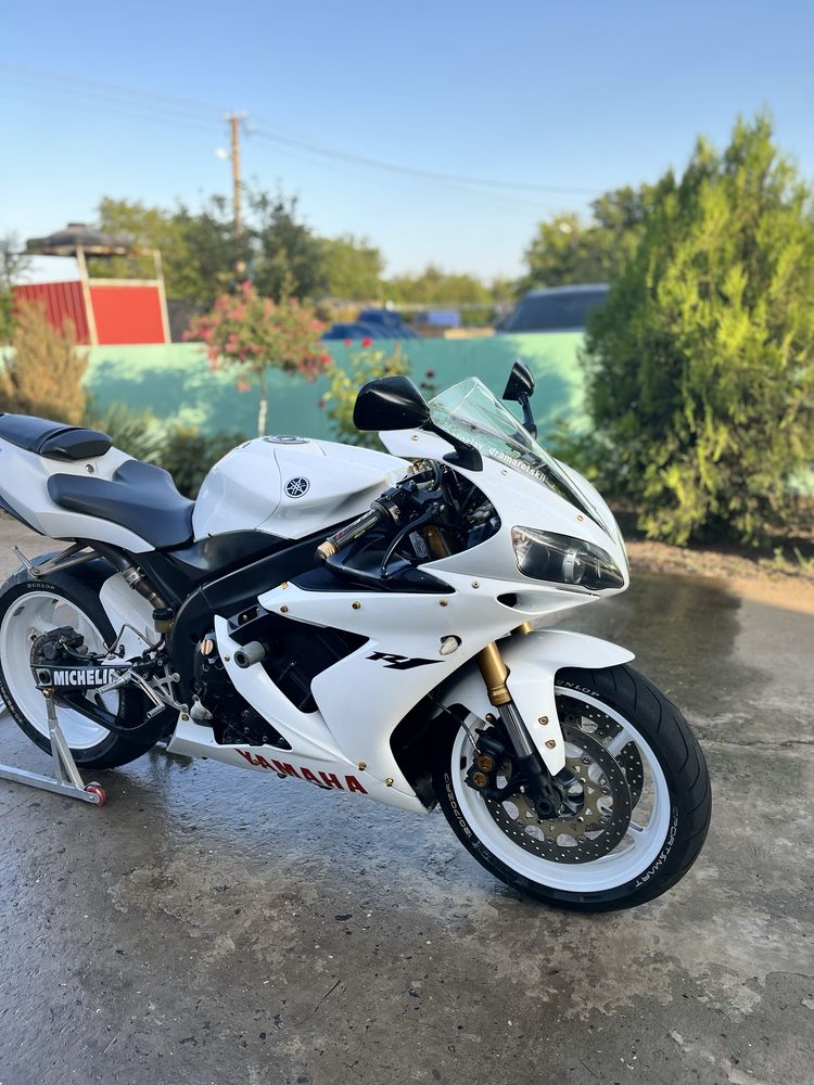 YAMAHA yzf r1.
