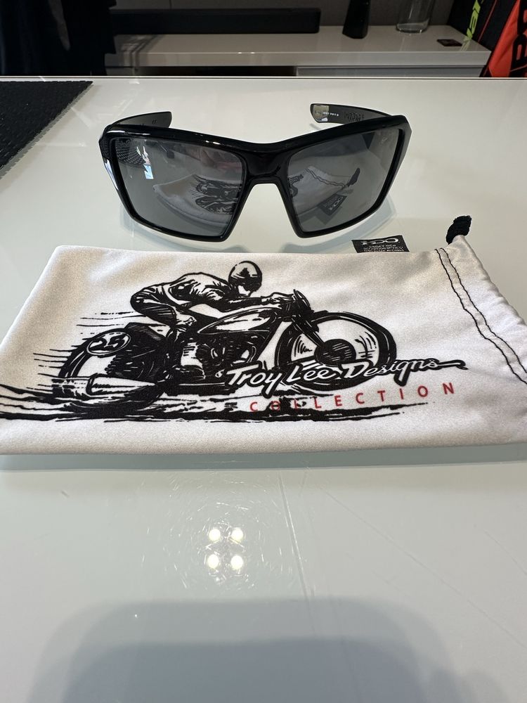 Oakley eyepatch 2 Troy Lee design