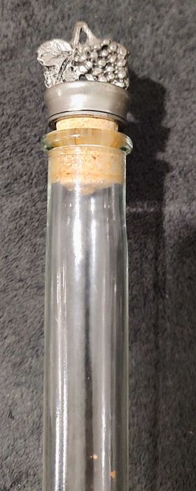 Garrafa e canecas decorativas