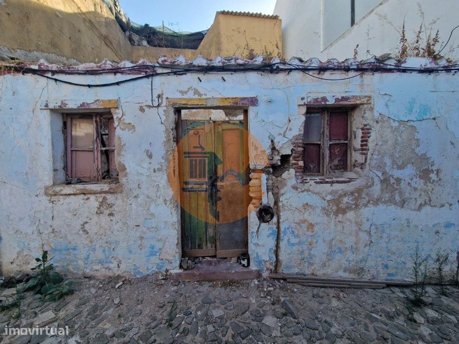 Casa térrea em ruínas no centro histórico de Castro Marim