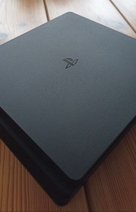 Playstation 4 slim. PS4 SLIM + dodatki
