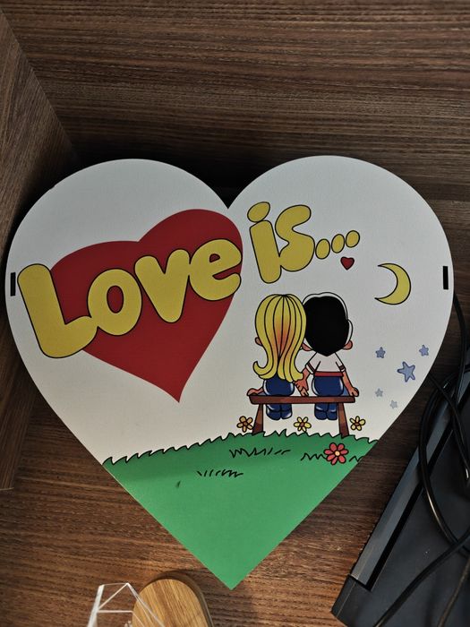 Коробка love is... з кришкою