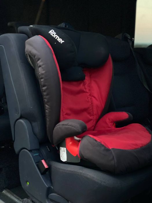Автокрісло- бустер
