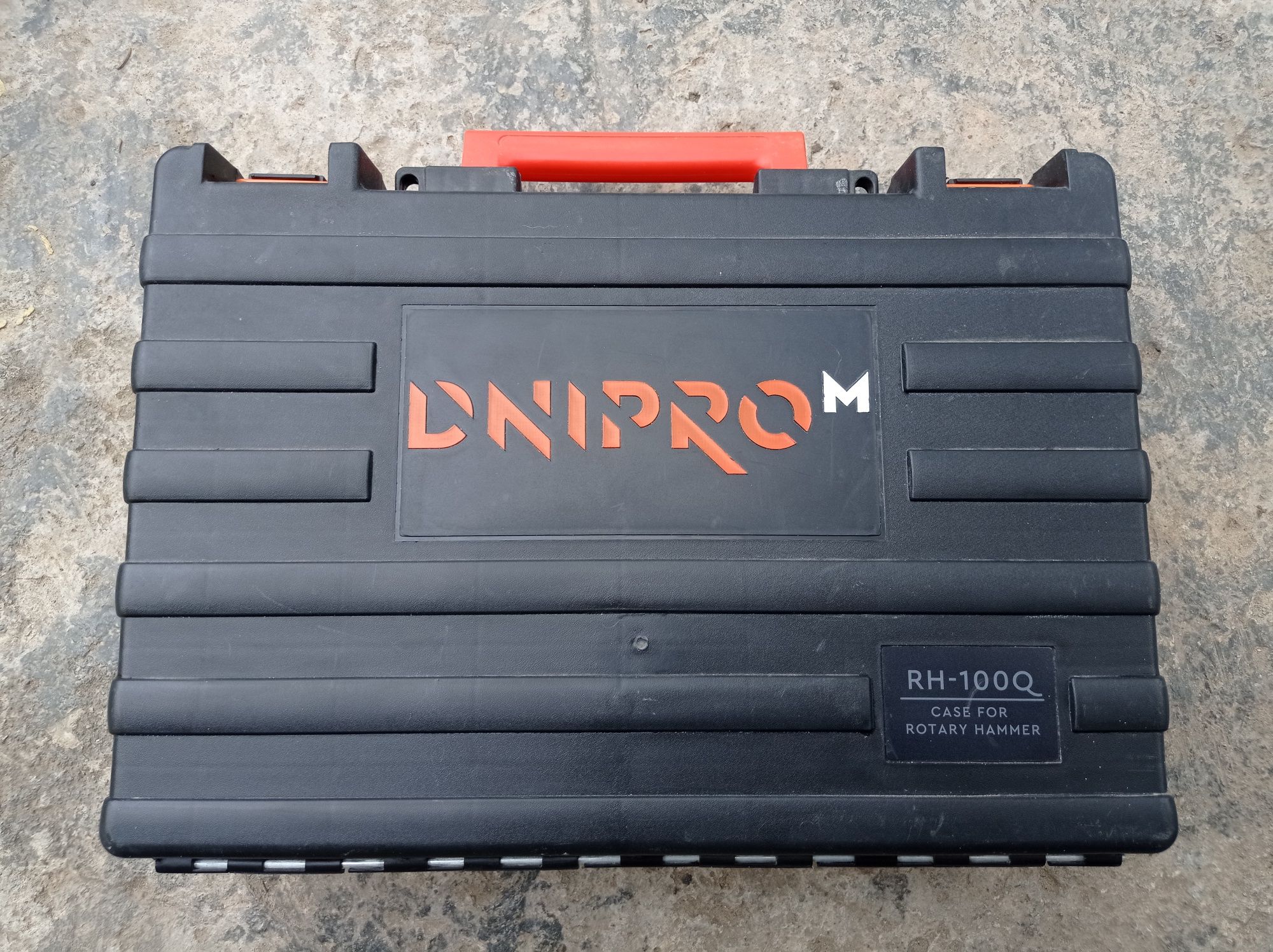 Перфоратор Dnipro-M RH-100Q як новий.