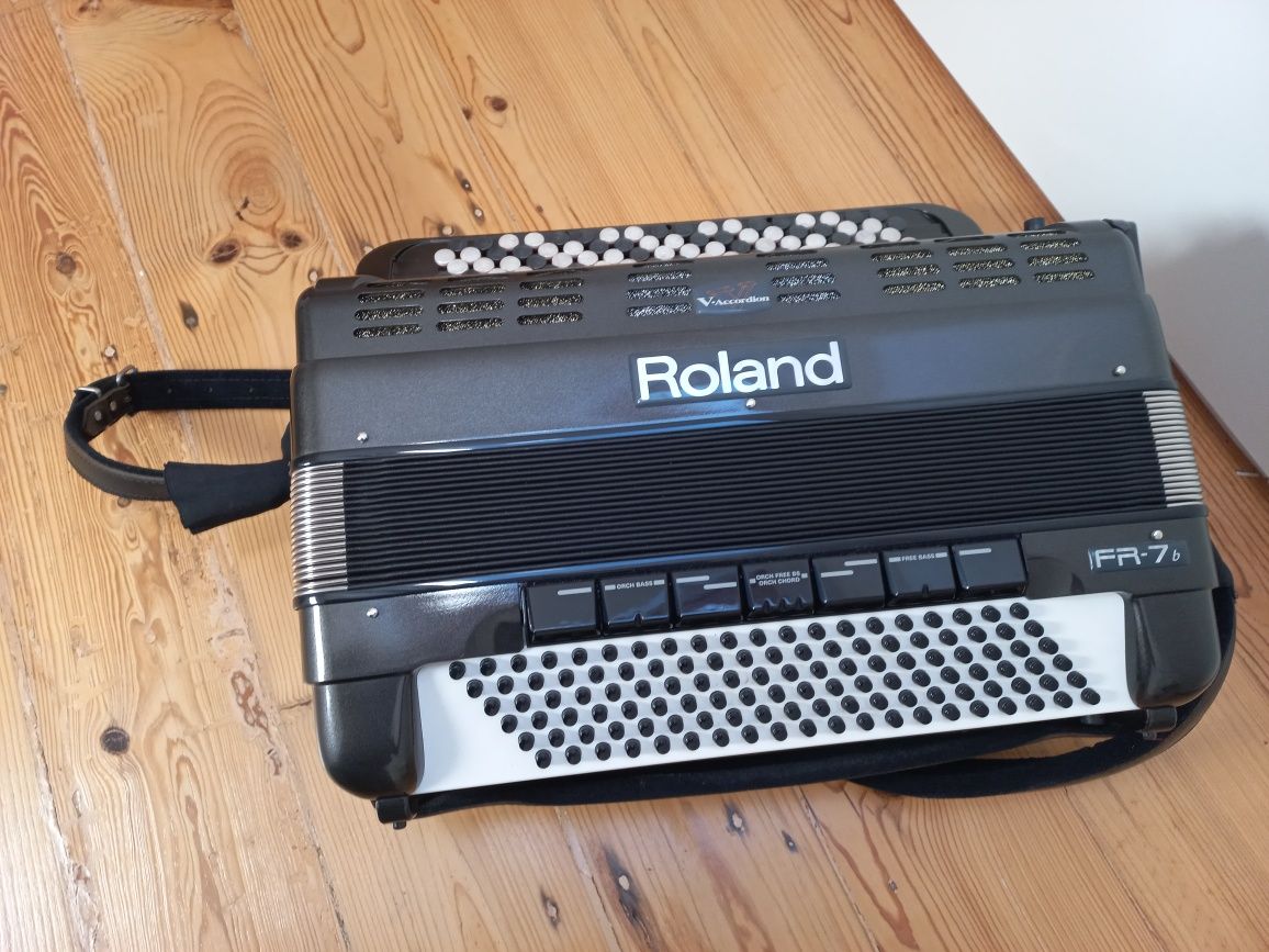 Acordeão ROLAND FR7-b