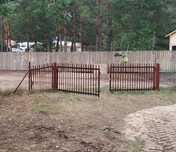 Brama i pozostałości po starym ogrodzeniu w cenie złomu