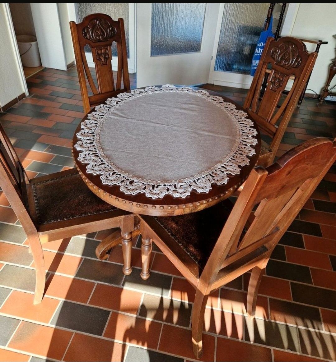 Stół z krzesłami