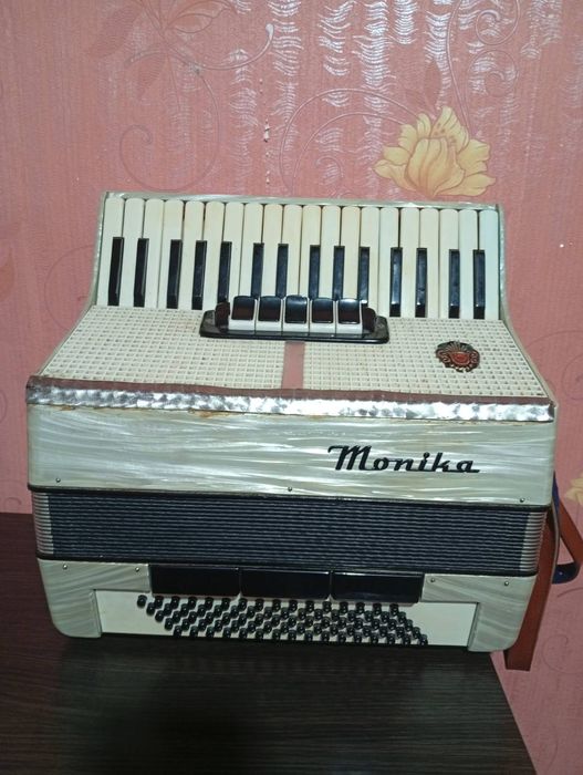 Аккордеон Monika Германия