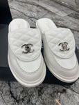 Loafersy bez piety Chanel biale skorzane 37
