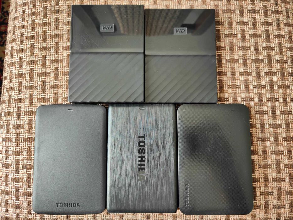 Зовнішні жорсткі диски WD My Passport; Toshiba