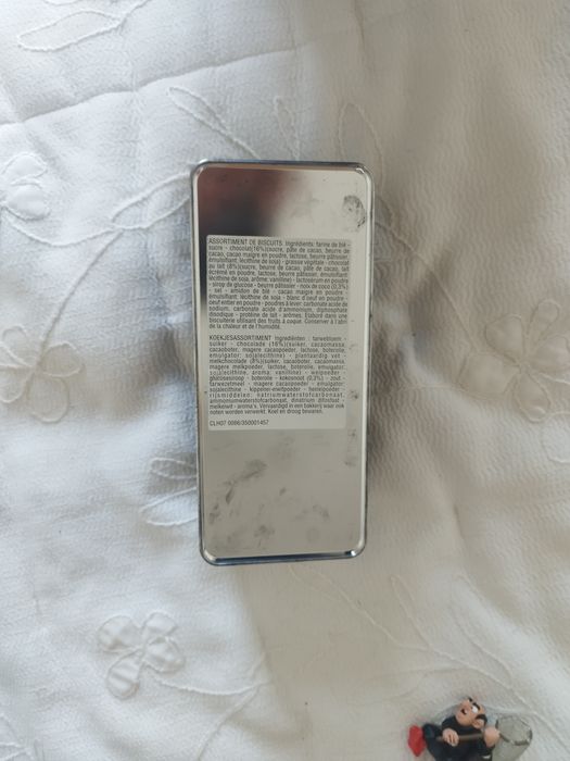 Caixa metálica da famosa banda desenhada de Tintim, Explorando a Lua.