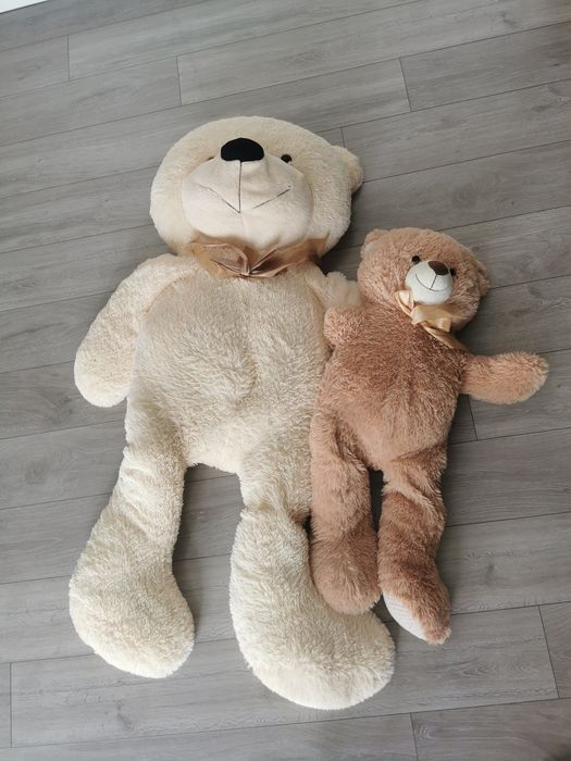 Zestaw miśków. Większy ma około 150 cm.